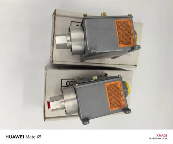 Two brand new ones CCS 604P31 Pressure Switch