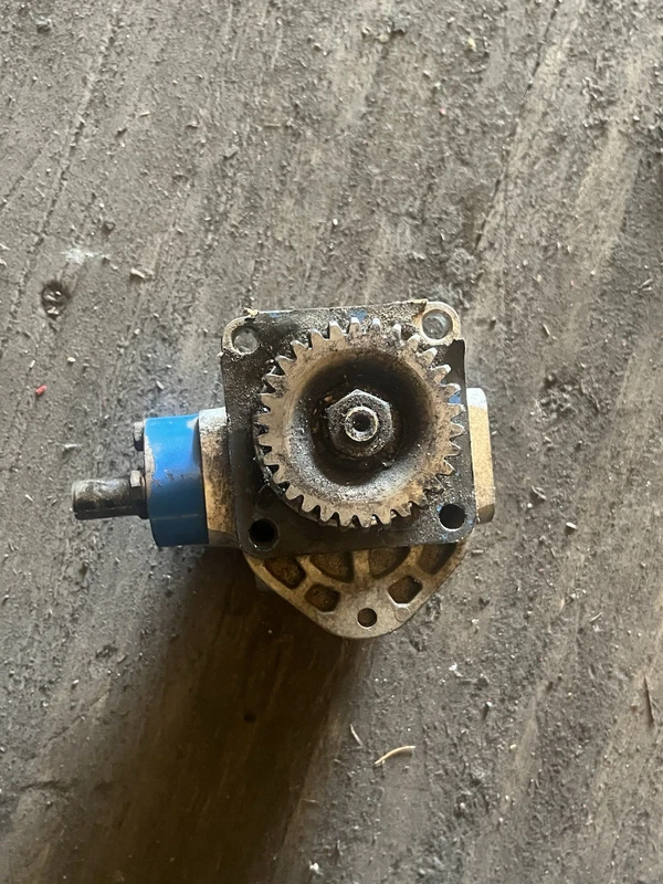 Ford 1710 Compact Tractor Used Engine Mounted Hydraulic Pump With Gear