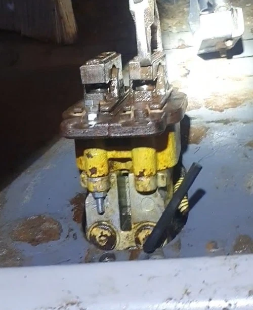 Pedal Valve YN30V00070F1 for 2008 Holland E70BSR-2 Hydraulic Foot Control Valve